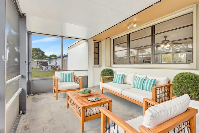 sunroom with ceiling fan