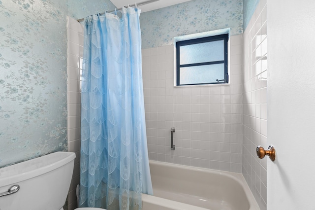 10439 Quailwood Ln Unit B, Boynton Beach, FL 33436 - full bath with wallpapered walls, shower / tub combo, and toilet