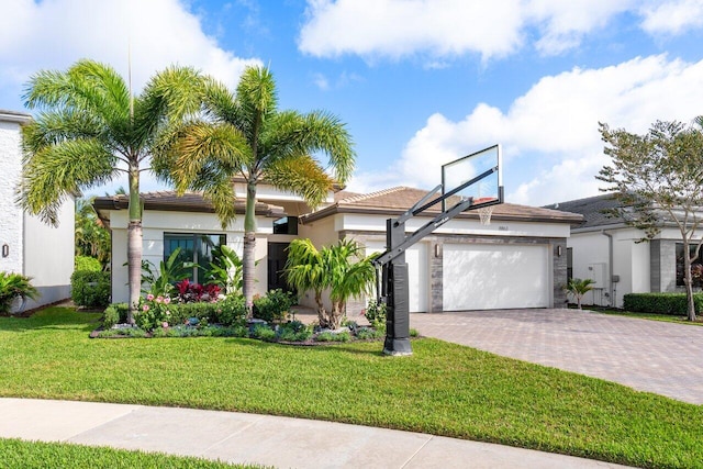 view of front of house featuring a garage and a front yard