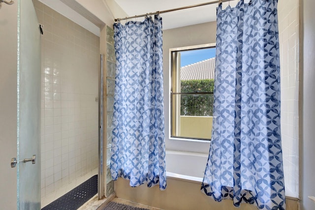 bathroom featuring a tile shower