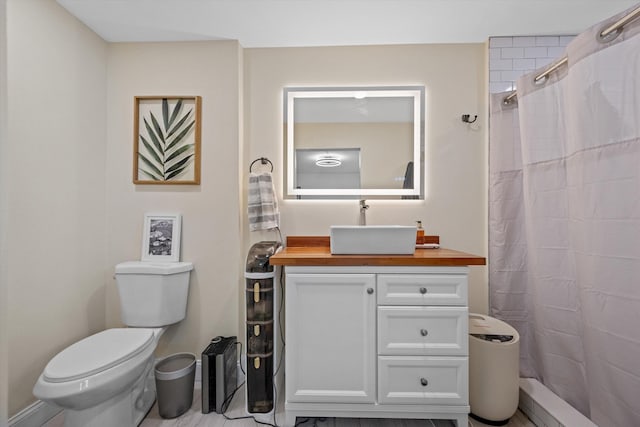 bathroom featuring a shower with curtain, vanity, and toilet