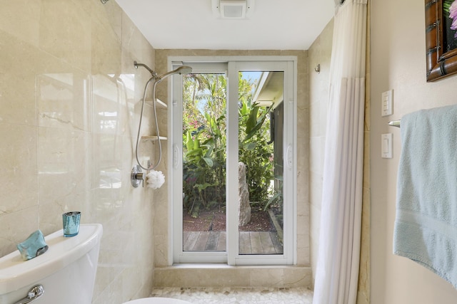 10174 Dogwood Ave, Palm Beach Gardens, FL 33410 - bathroom featuring toilet and a shower with shower curtain