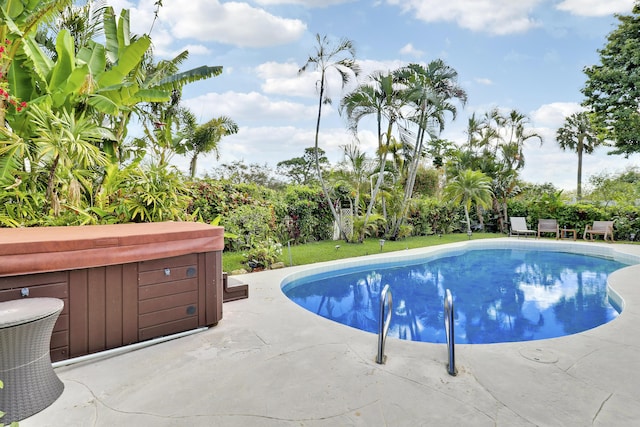 10174 Dogwood Ave, Palm Beach Gardens, FL 33410 - swimming pool with a hot tub and a patio area