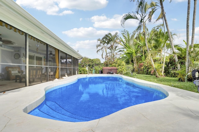 10174 Dogwood Ave, Palm Beach Gardens, FL 33410 - swimming pool with ceiling fan, a patio, a sunroom, and a hot tub