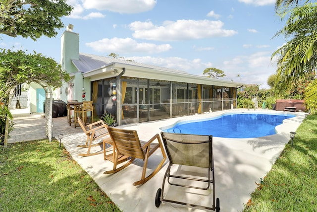 10174 Dogwood Ave, Palm Beach Gardens, FL 33410 - swimming pool with a sunroom, a hot tub, and a patio