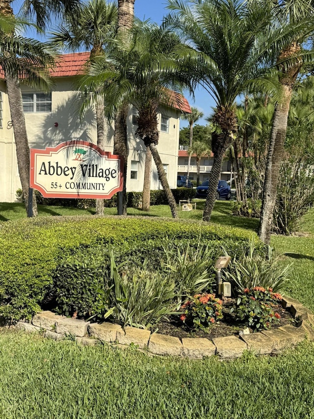 community / neighborhood sign featuring a lawn