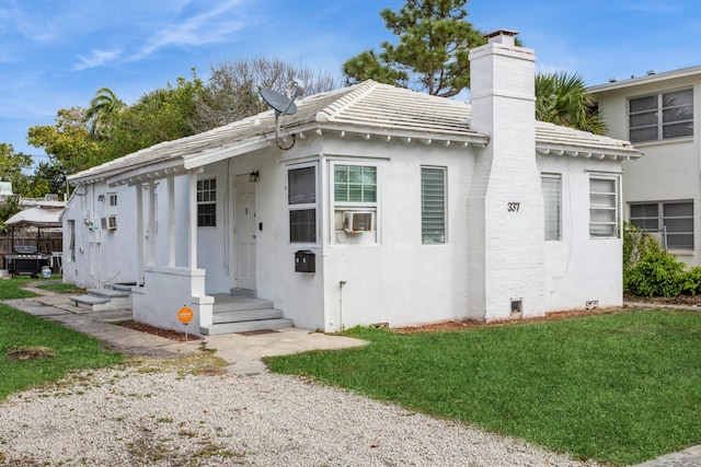 view of front of property with a front yard