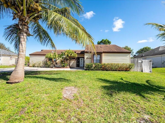 view of front of property featuring a front lawn