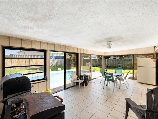 sunroom featuring ceiling fan