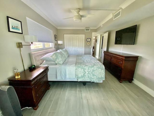 bedroom with ceiling fan, ornamental molding, a closet, and light wood-type flooring