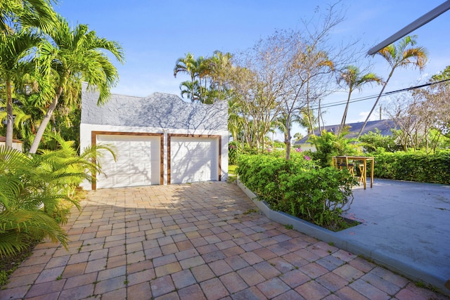 331 NW 1st Ave, Boynton Beach, FL 33435 - garage featuring a mountain view
