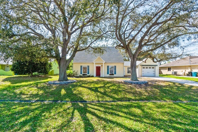 view of front of property featuring driveway, an attached garage, and a front lawn