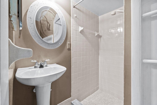 bathroom featuring a tile shower