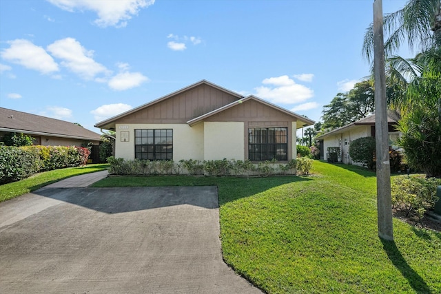 single story home featuring a front yard