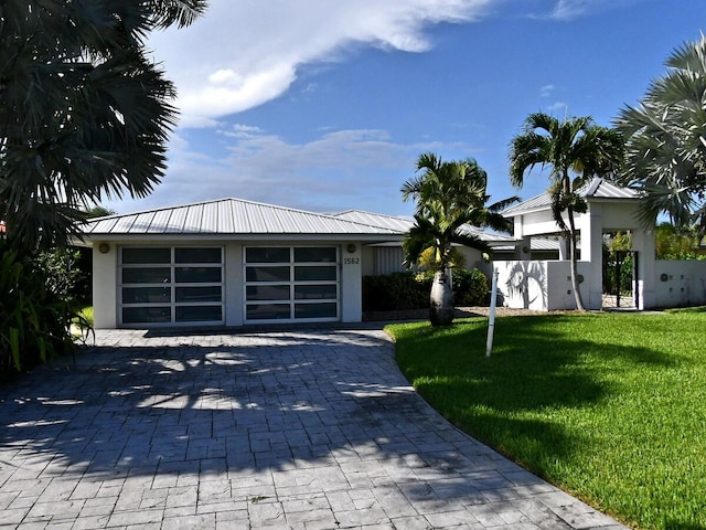 view of front facade featuring a front lawn and a garage