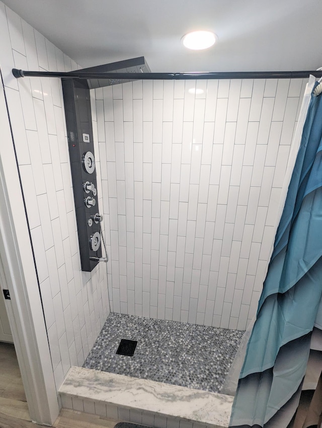 bathroom featuring tiled shower