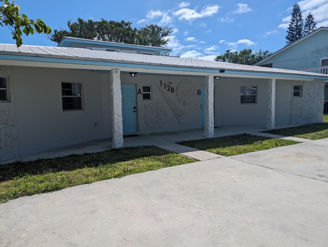 view of front of home featuring a carport