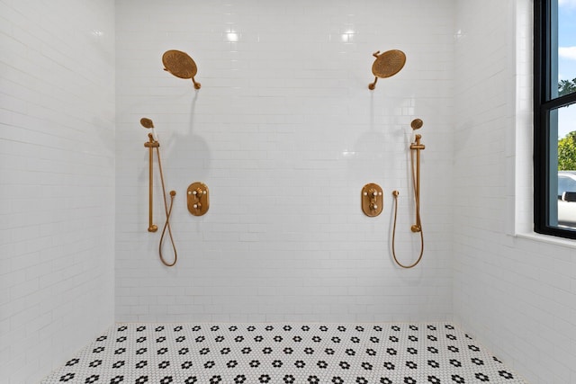 bathroom featuring tiled shower