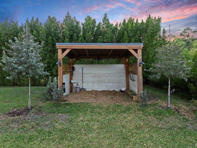 view of yard at dusk