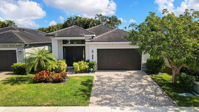 view of front facade featuring a front lawn and a garage