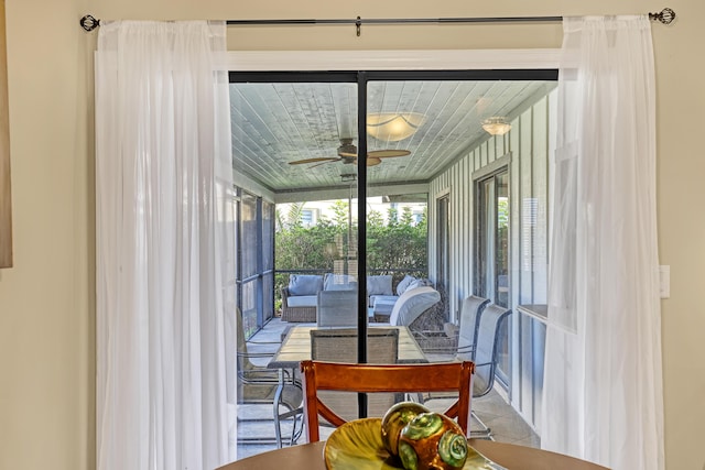 sunroom / solarium with a ceiling fan