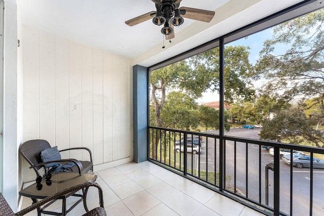 sunroom featuring ceiling fan