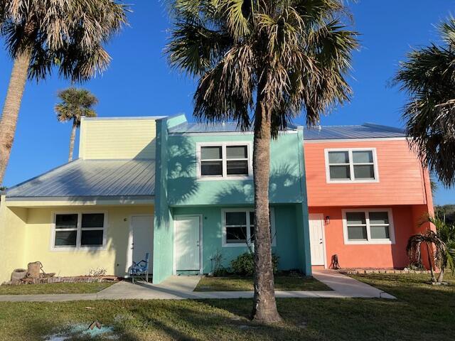 view of front of property featuring a front yard