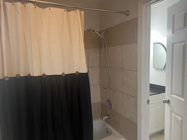 bathroom with shower / tub combo