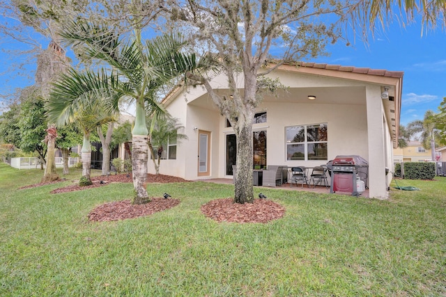 view of front of property featuring a front lawn