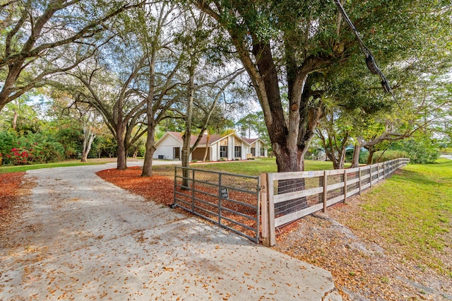 view of front facade featuring a front yard