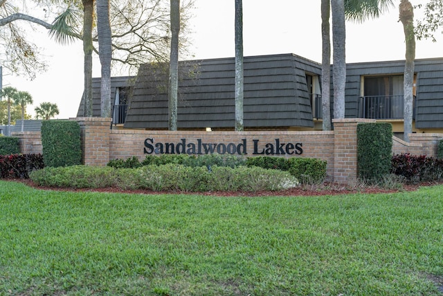 community sign with a yard