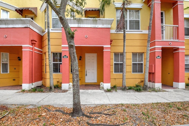 view of front facade featuring stucco siding