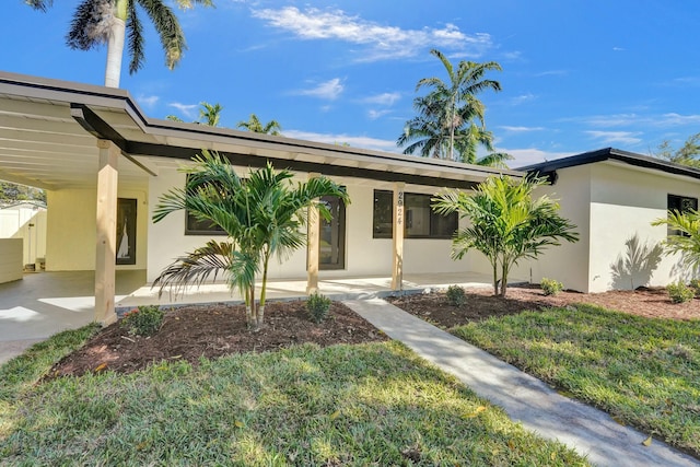 view of front of house featuring a front yard and a carport