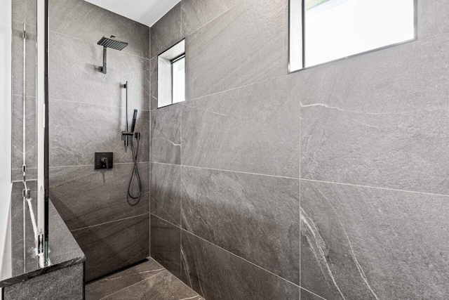 bathroom featuring a tile shower