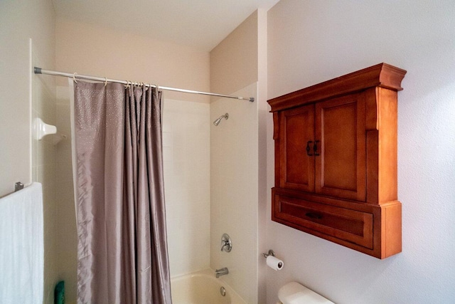 bathroom featuring toilet and shower / tub combo