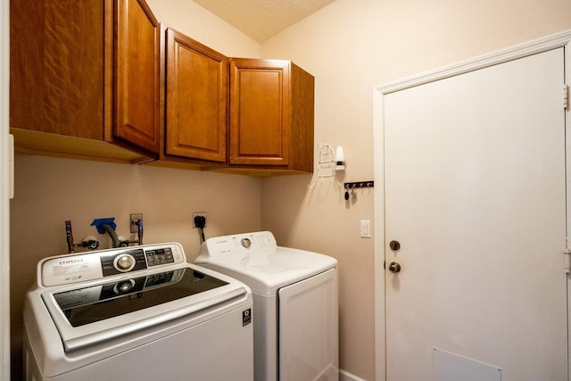 laundry room featuring cabinet space and washing machine and clothes dryer