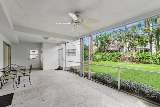 sunroom with ceiling fan