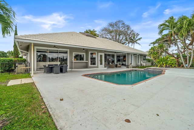 view of swimming pool featuring an in ground hot tub, ceiling fan, and a patio area