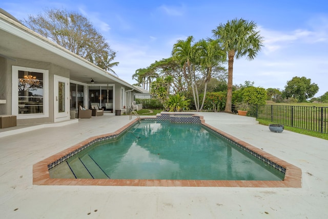 view of pool featuring an in ground hot tub, ceiling fan, an outdoor hangout area, and a patio area