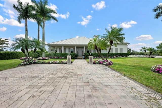 view of front of home featuring a front lawn