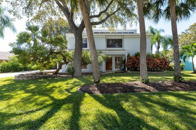 view of front of property featuring a front lawn