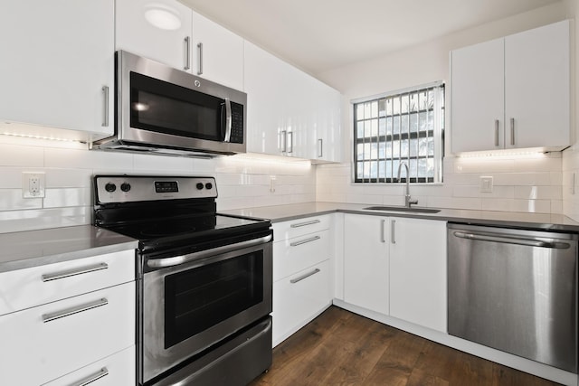 4640 Lucerne Lakes Blvd Unit 306, Lake Worth, FL 33467 - kitchen featuring stainless steel appliances, a sink, tasteful backsplash, dark wood finished floors, and white cabinets