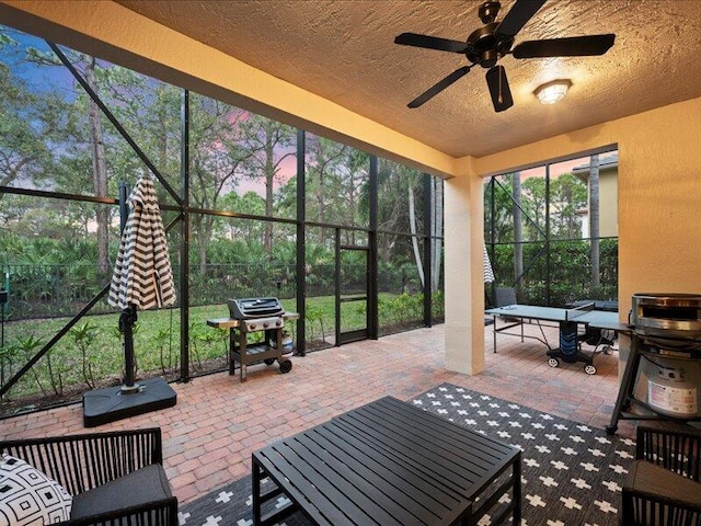 sunroom with ceiling fan