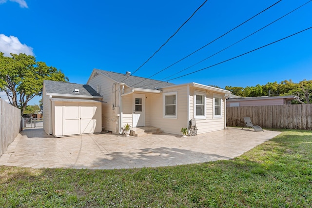 view of front of house featuring a patio area and a front yard