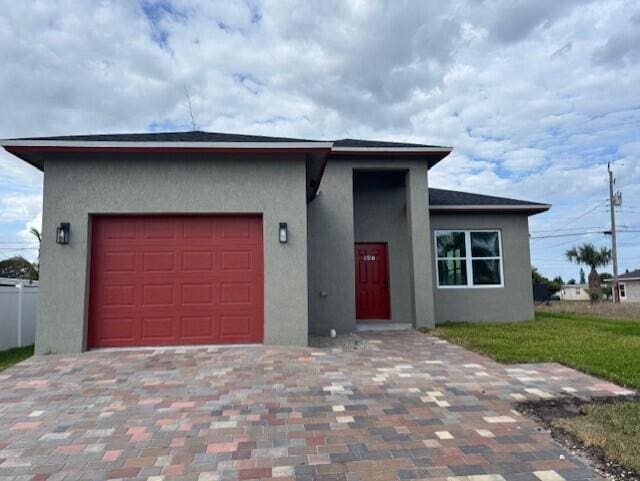 view of front of property featuring a garage