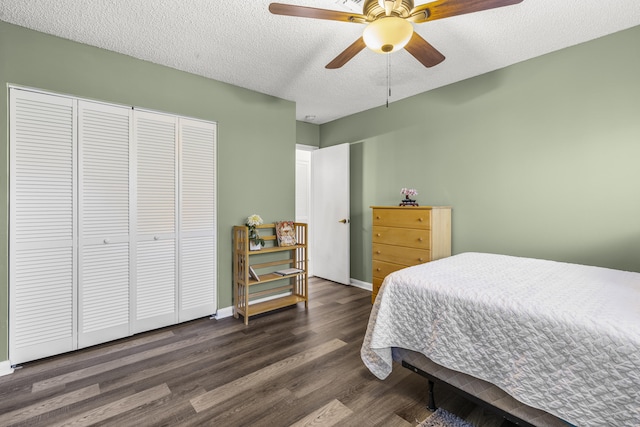 bedroom featuring ceiling fan, a textured ceiling, baseboards, a closet, and dark wood-style floors