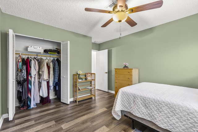 bedroom with dark wood-style floors, a closet, ceiling fan, a textured ceiling, and baseboards