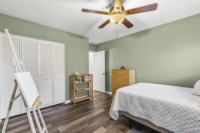 bedroom featuring visible vents, baseboards, a ceiling fan, dark wood finished floors, and a textured ceiling