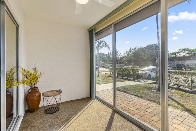 sunroom with ceiling fan