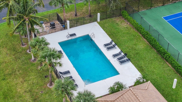 view of swimming pool featuring a lawn